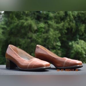 Women’s leather shoes size 7